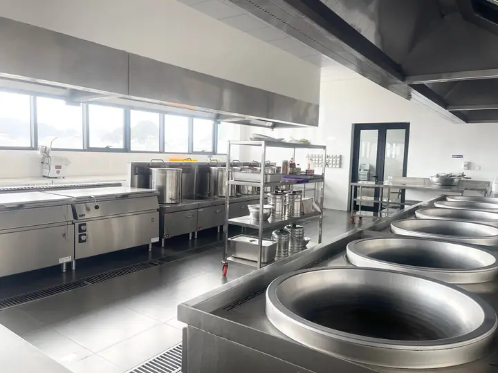 Bếp ăn LG Food với thiết bị inox