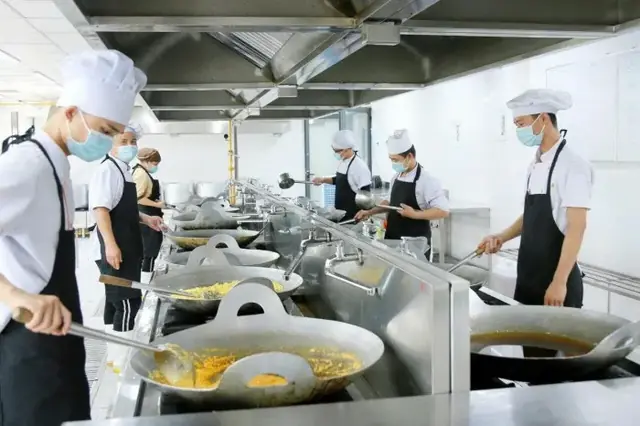Đầu bếp LG Food chế biến món ăn