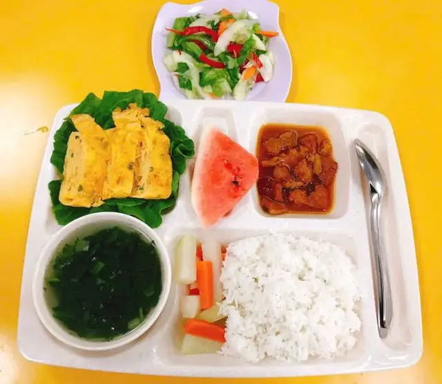 Khay cơm LG Food: trứng chiên, canh rau, dưa hấu