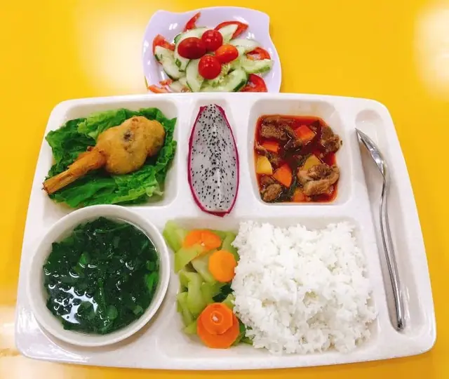 Khay cơm LG Food: đùi gà, canh, thanh long