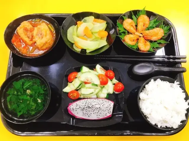 Khay cơm LG Food: tôm chiên, đậu sốt, canh rau