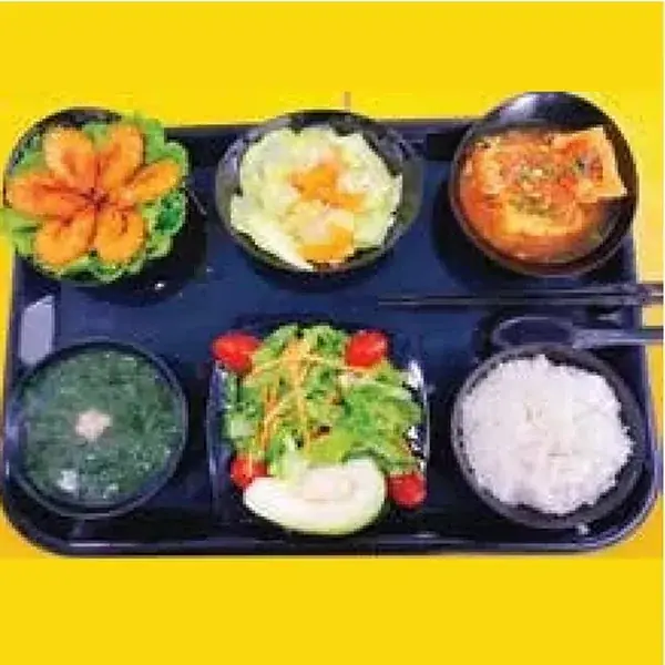 Khay cơm LG Food: tôm chiên, đậu sốt, canh rau, salad